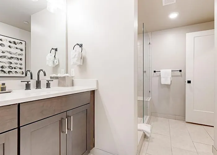Modern Resort Condo With Pool Hot Tub & Shuttle Service