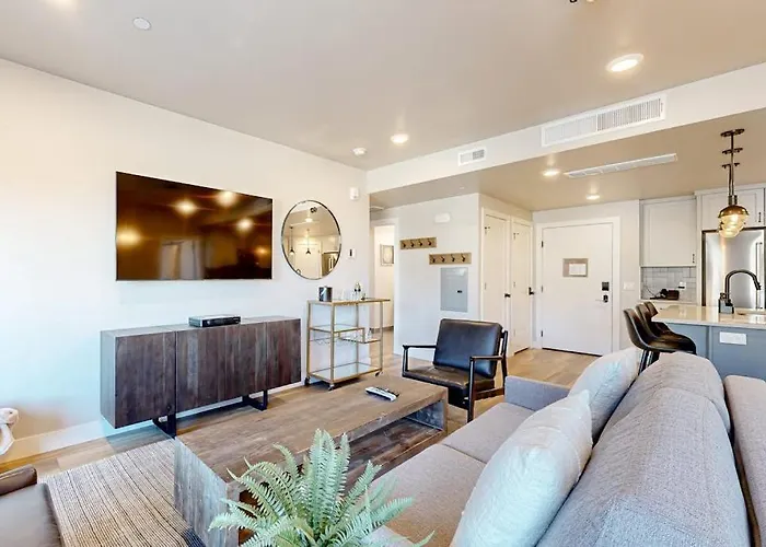 Modern Resort Condo With Pool Hot Tub Rolling Foothill Views & Shuttle