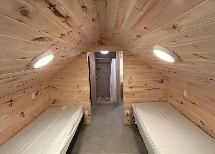 Cozy Rustic Cabin Retreat Perfect After A Day Of Adventure In London, Kentucky