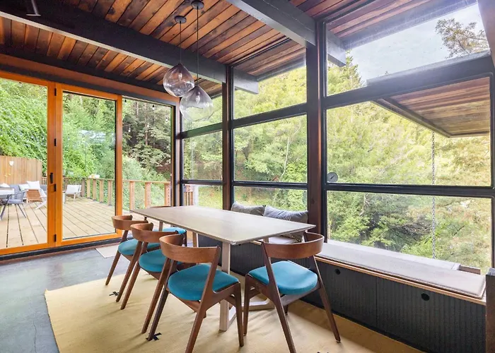 Two Creeks Treehouse