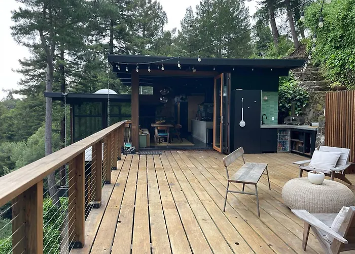 Two Creeks Treehouse