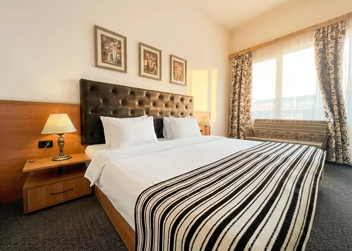 Lotus Family Hotel - Free Parking