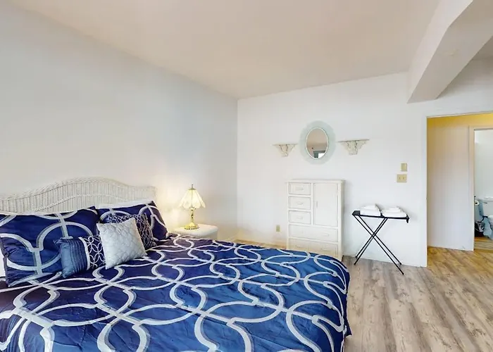 Oceanfront, Dog-Friendly Condo With Boothbay Harbor Views & Prime Location