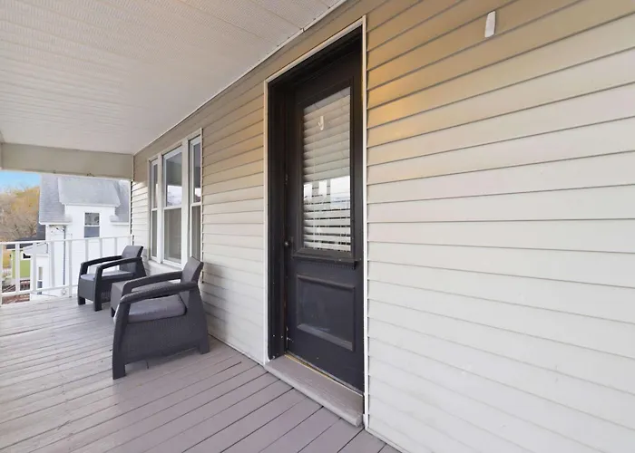 Bright Front Facing Unit - Private Front Farmers Porch