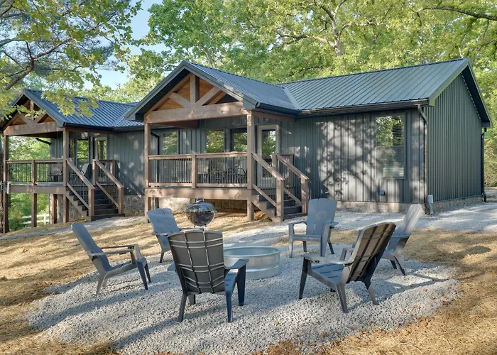 Walk To Kentucky Lake! Pet-Friendly Murray Duplex