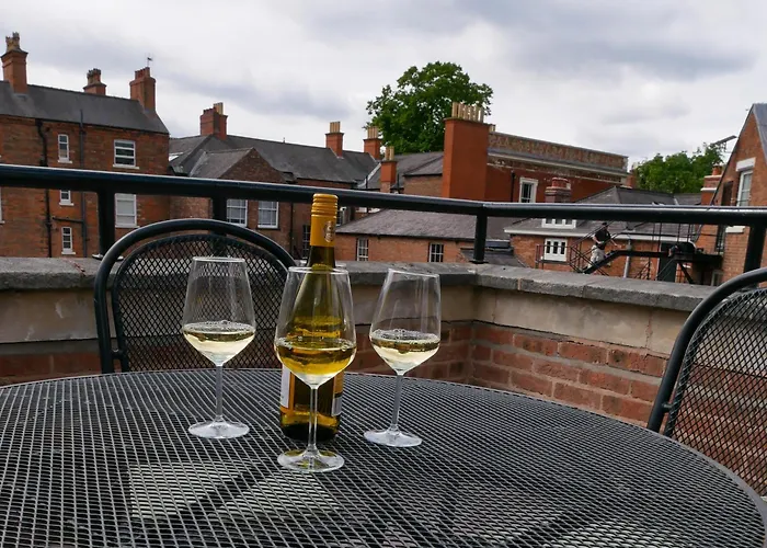 Luxury 3 Bed Apartment, Gated Parking, City Centre