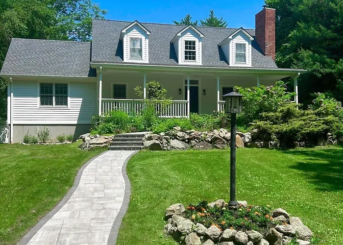 Country Escape On 3 Acres With Big Backyard, Wet Sauna, Projector