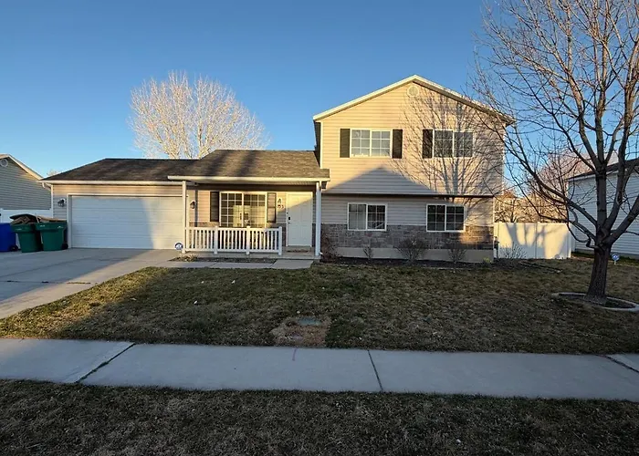 Cute Quiet 4 Bed 3 Bath Home By Park And Shopping