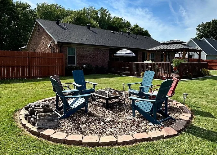 Family Retreat 2 Kings Fenced Yard Gazebo Fire Pit