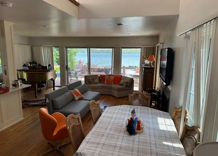 Lovely Lakeside Lodge