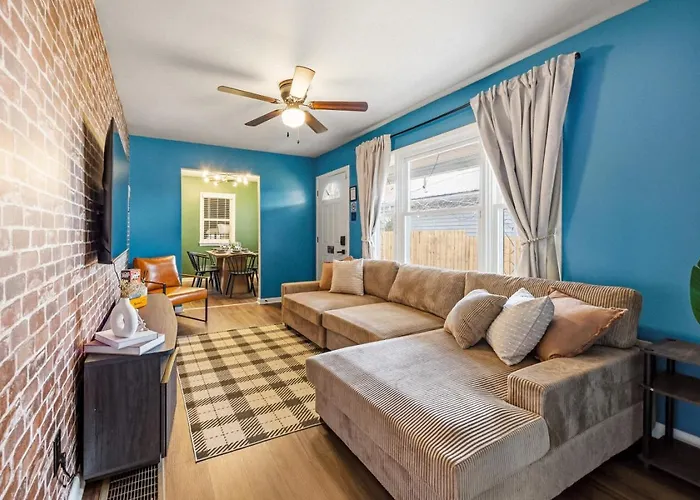 University Stay That Sleeps 10. Game Room, Firepit , And Grill