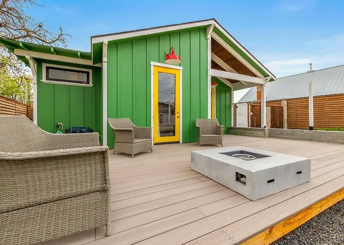 Hummingbird House Private Yard, Great Location