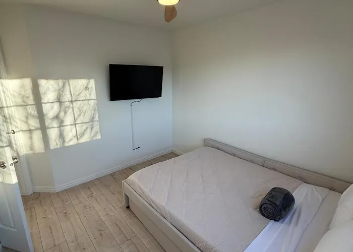 Cute Quiet 4 Bed 3 Bath Home By Park And Shopping