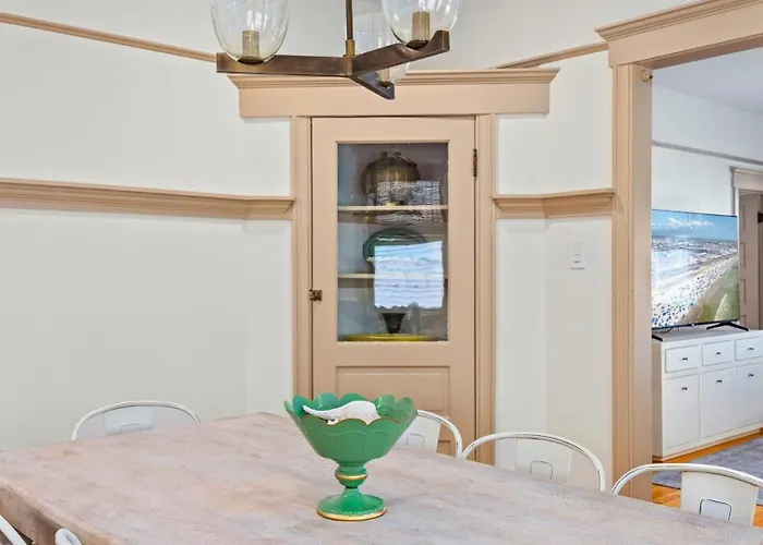 Modern Historic Charm 4Br One Block To Beach