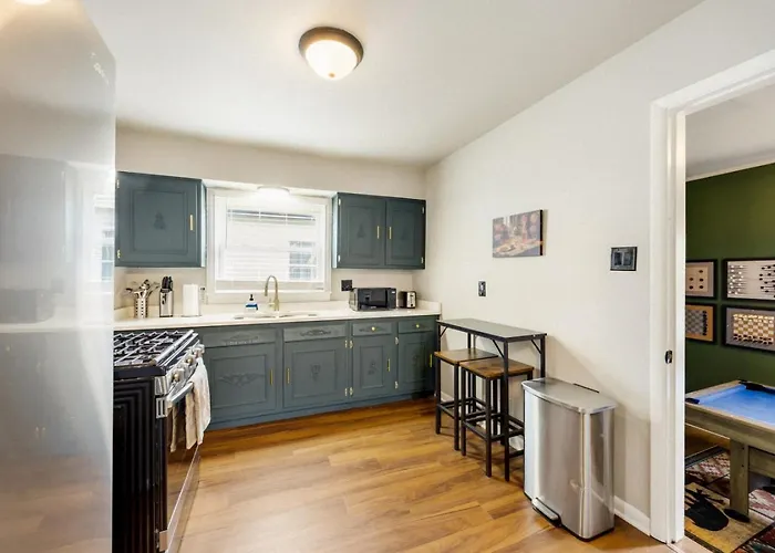University Stay That Sleeps 10. Game Room, Firepit , And Grill