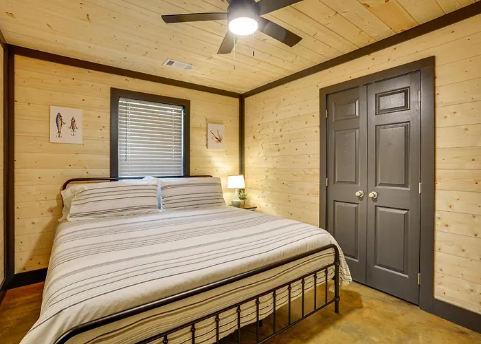Walk To Water: Irvin Cobb Resort Cabin!