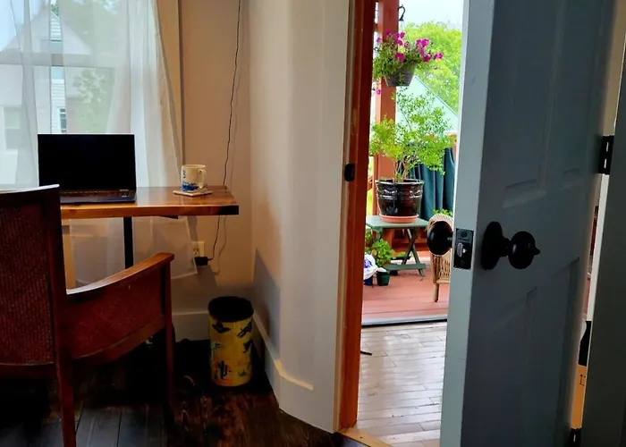 Enjoy The Good Life. Free Parking, Ac In Bedroom.