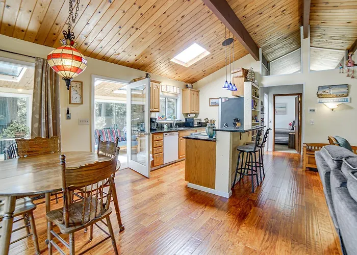 Walk To Beach! Home W/ Sunroom In Anchor Bay