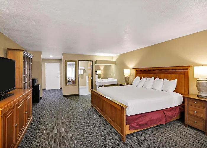Days Inn & Suites By Wyndham Logan