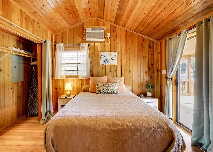 Couples Cabin W/ Luxury Deck, 1 Mi To Canyon Lake!