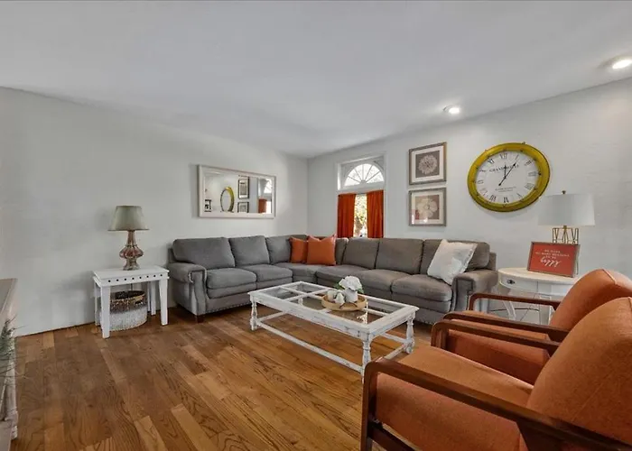 Unique Home Perfect For Gathering Pets Welcome!
