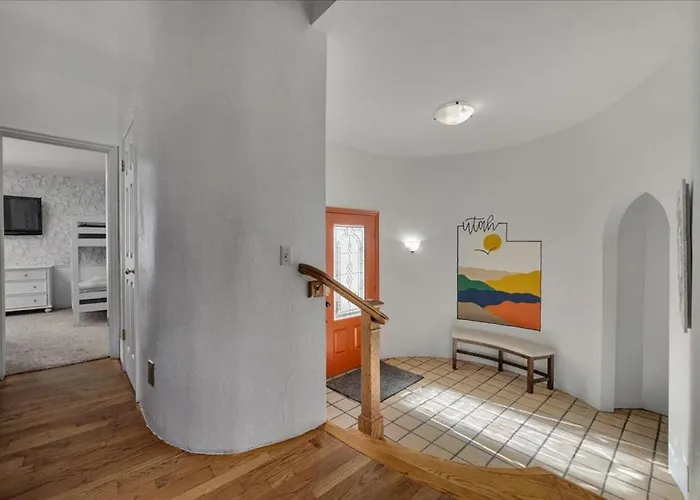 Unique Home Perfect For Gathering Pets Welcome!