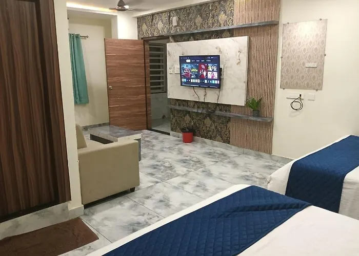 Luxury Hotel Madhavi Elite"S