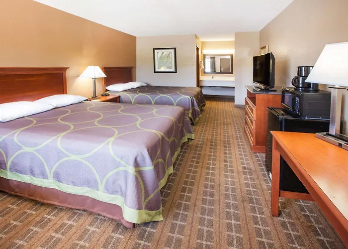 Super 8 By Wyndham Clinton