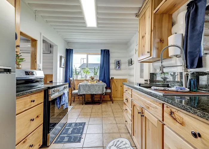 Unique Dog-Friendly Log Cabin: Short Walk To Ocean