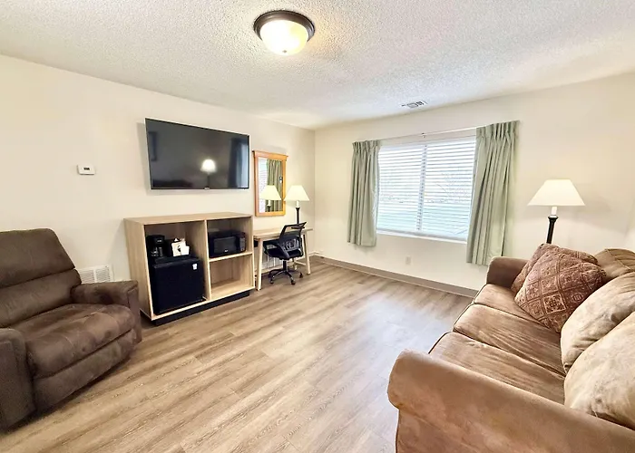 Super 8 By Wyndham Salina/Scenic Hills Area
