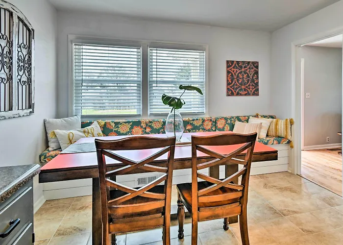 Charming Cave City Vacation Rental W/ Fire Pit!
