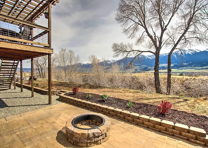 Lovely Livingston Loft W/ Mountain & River Views!