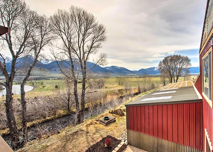 Lovely Livingston Loft W/ Mountain & River Views!