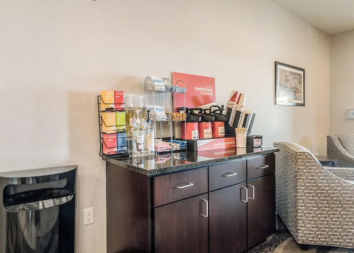 Cobblestone Hotel & Suites - Newport
