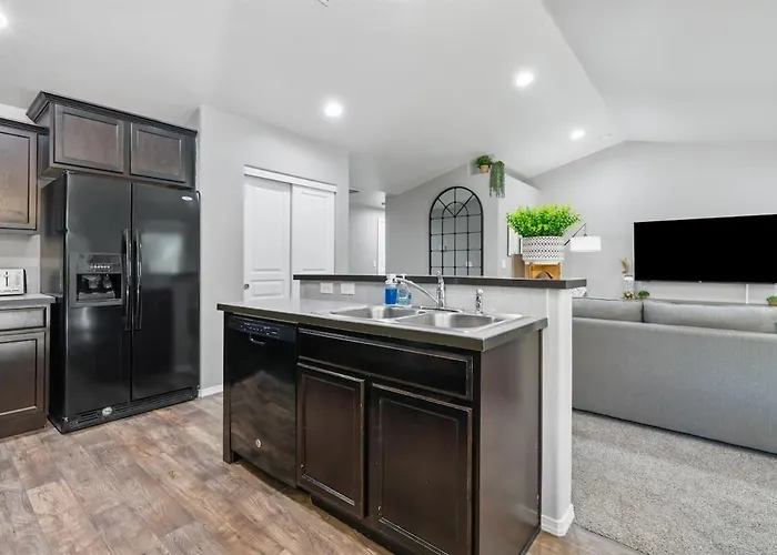 Stoddard Trailhead Central Nampa Home - Sleeps 10