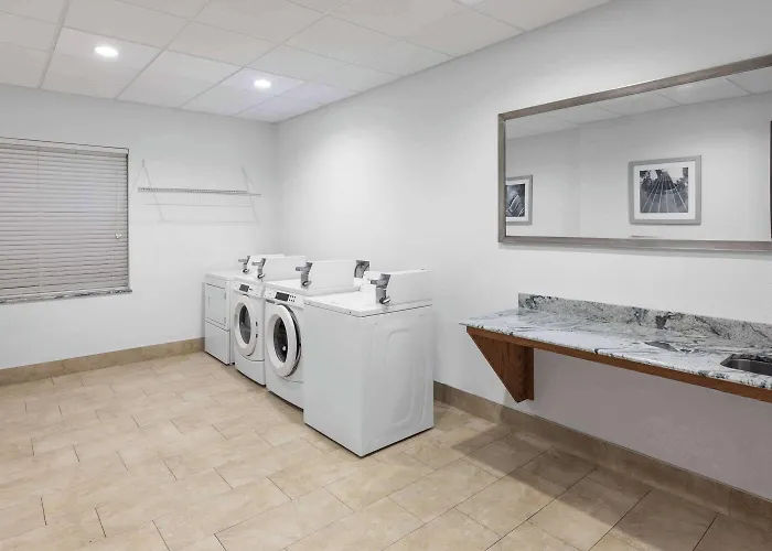 Days Inn & Suites By Wyndham Lubbock Medical Center