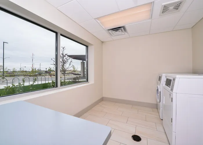 Holiday Inn Express & Suites Madison By Ihg