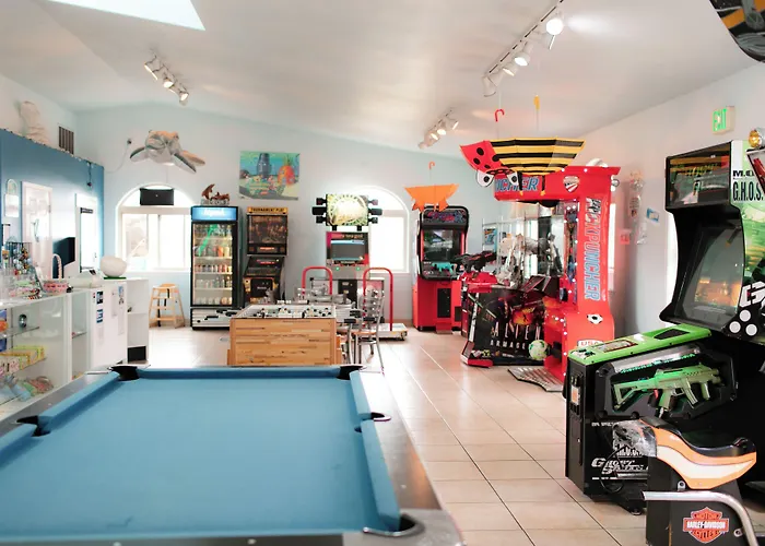 Emerald Dolphin Inn & Mini Golf