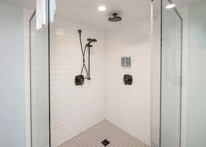 Commander Hotel&Suites