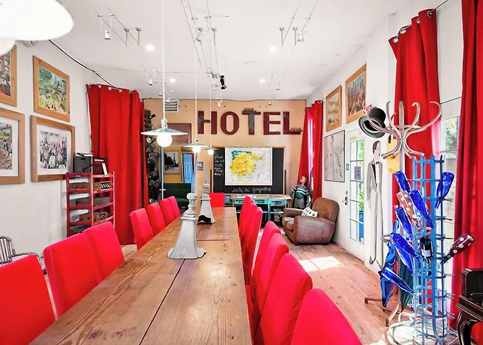 Metro Hotel And Cafe