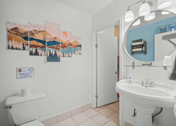 Bluebird Day Inn & Suites