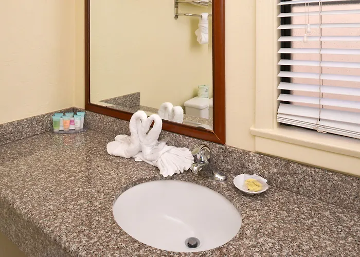 Edgewater Inn&Suites