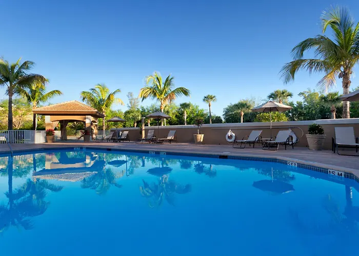 Holiday Inn Express & Suites Naples Downtown - 5Th Avenue By Ihg
