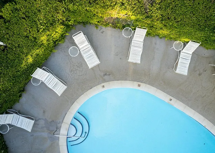 Plantation Hale Suites