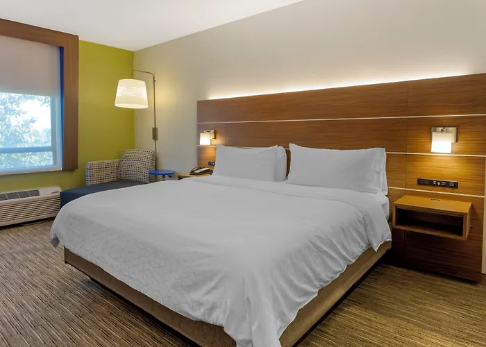 Holiday Inn Express Hotel & Suites Harrison