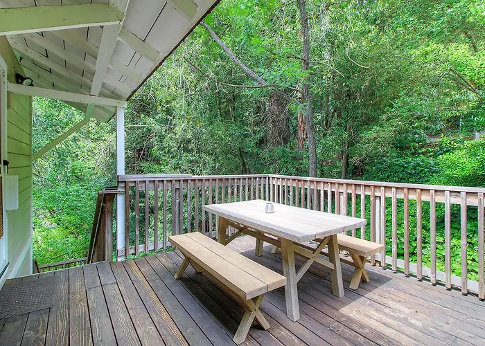 Downtown Cottage In The Woods