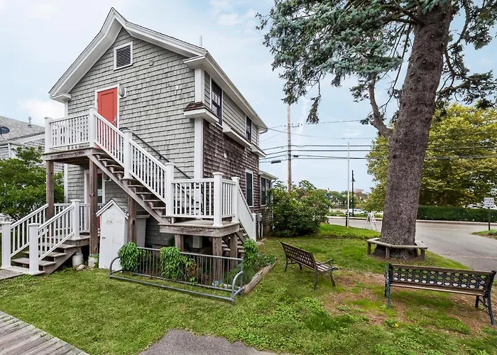 Hi Hyannis Hostel