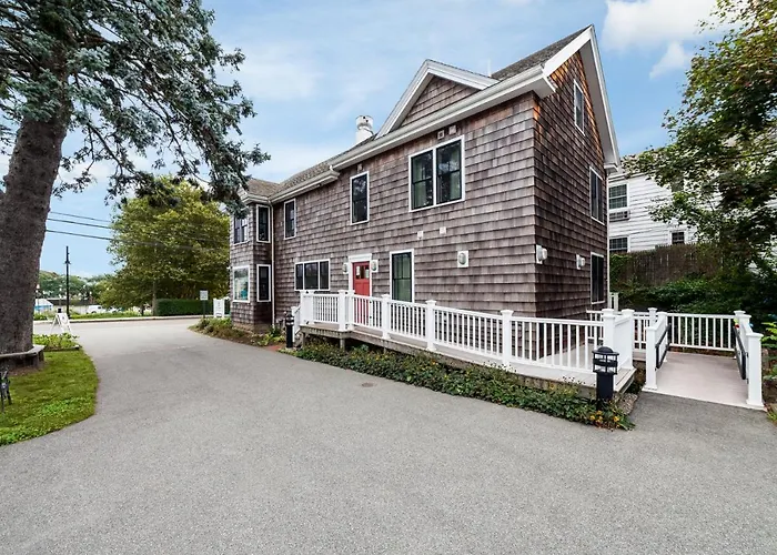 Hi Hyannis Hostel