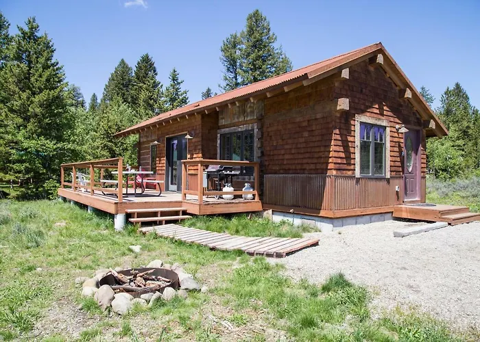 True Grit Rustic Retreat: Pet-Friendly Adventure Cabin