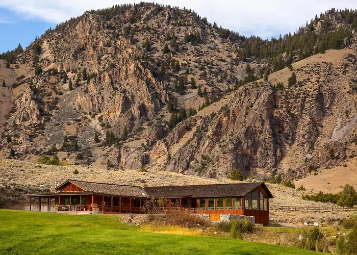 Twin Peaks Guest Ranch